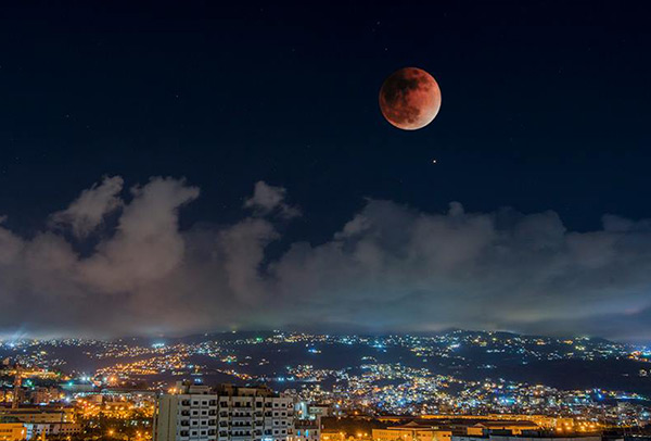 Le monde a observé la plus longue éclipse de Lune du XXIe siècle
