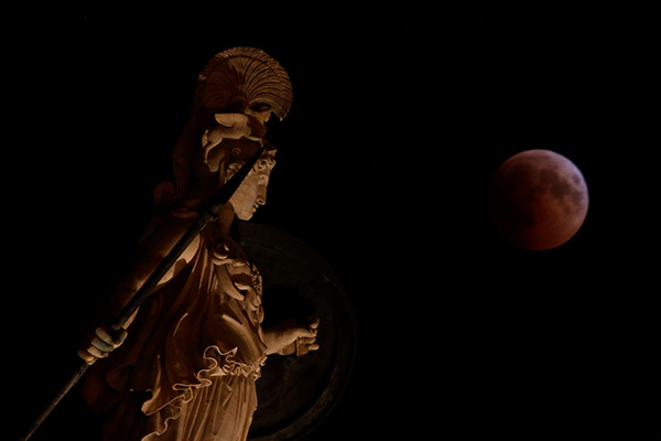 Le monde a observé la plus longue éclipse de Lune du XXIe siècle