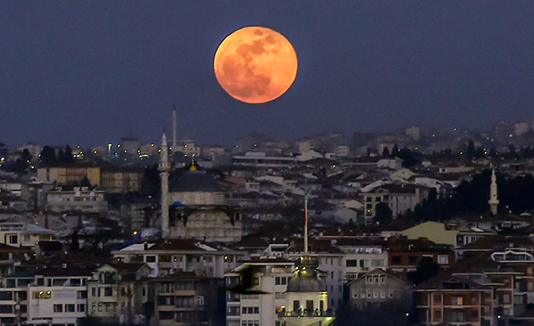 Le monde a observé la plus longue éclipse de Lune du XXIe siècle