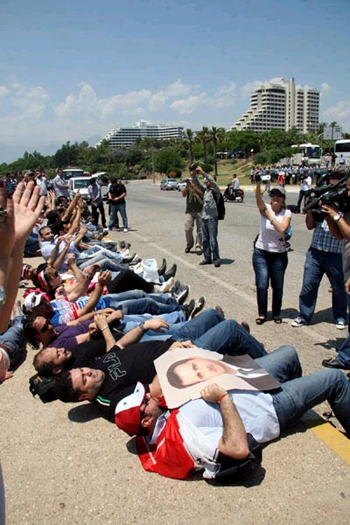 La conférence d’Antalya: des désaccords entre les opposants et des manifestations de soutien à Assad
