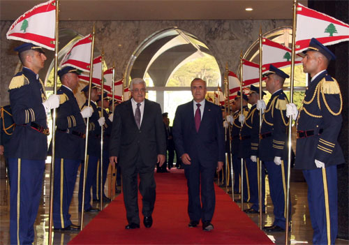 Sleiman à Abbas : Le Liban mettra ses moyens diplomatiques à votre disposition