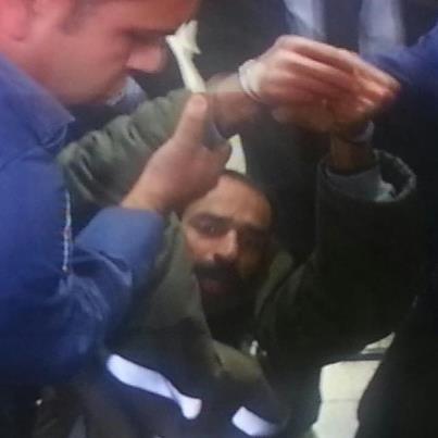 Un gréviste palestinien cruellement agressé parce qu’il a essayé de saluer sa mère !