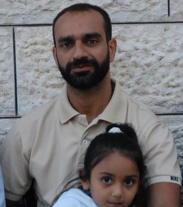 Un gréviste palestinien cruellement agressé parce qu’il a essayé de saluer sa mère !