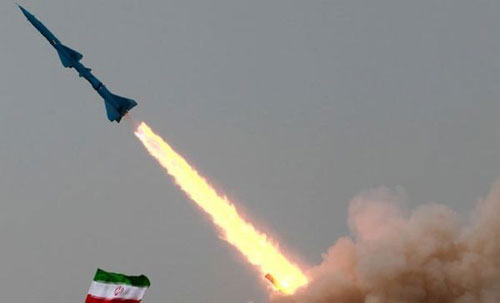 L’Iran dévoile de nouveaux missiles dans des manœuvres de défense aériennes