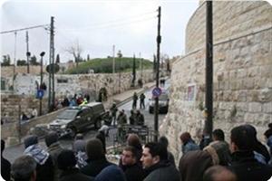 Les fidèles repoussent des colons sionistes d’Al-Aqsa, la mosquée al-Ibrahimi fermée