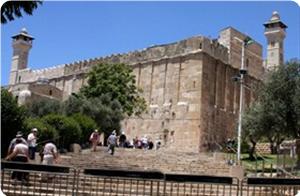 Les fidèles repoussent des colons sionistes d’Al-Aqsa, la mosquée al-Ibrahimi fermée
