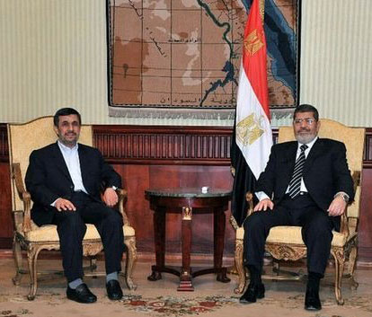 Ahmadinejad, premier président d’Iran en Egypte depuis 1979