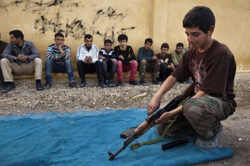 Syrie: les rebelles forment des adolescents à devenir