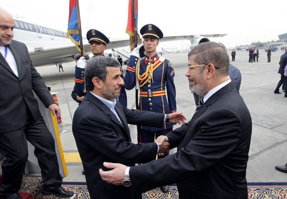 Ahmadinejad, premier président d’Iran en Egypte depuis 1979