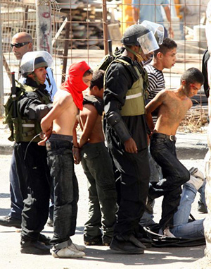 L’histoire des détenus palestiniens dans les prisons israéliennes: De Mahmoud Hijazi jusqu’à Samer Issaoui