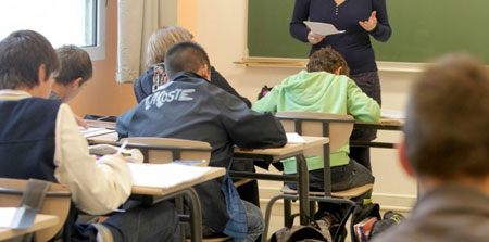 Exclue du collège pour avoir porté une jupe et un bandeau