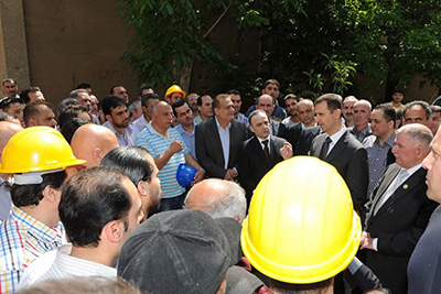 Assad visite une centrale électrique à Damas