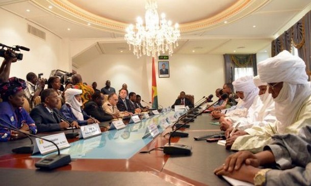 Au Mali, pouvoir et rebelles signent un accord
