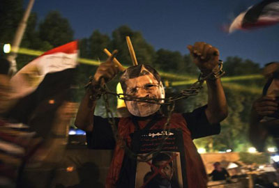 Egypte: des dizaines de morts dans les violences, Morsi en détention préventive
