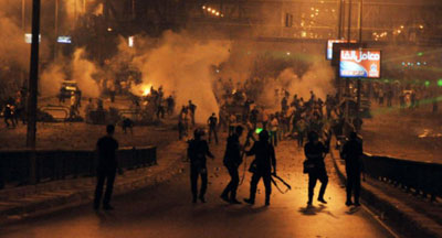 Egypte: des dizaines de morts dans les violences, Morsi en détention préventive
