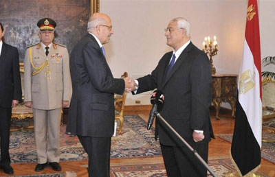 Egypte: nouvelles manifestations lundi, Burns au Caire
