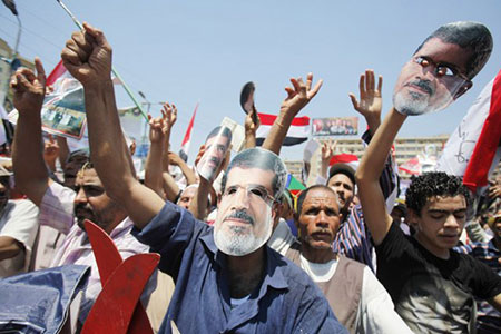 Impasse entre l’armée égyptienne et les Frères musulmans, Ashton au Caire