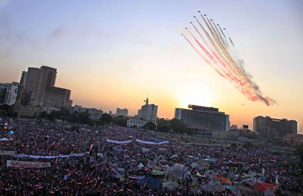 Egypte: Une nuée de drapeaux sur la place Tahrir noire de monde
