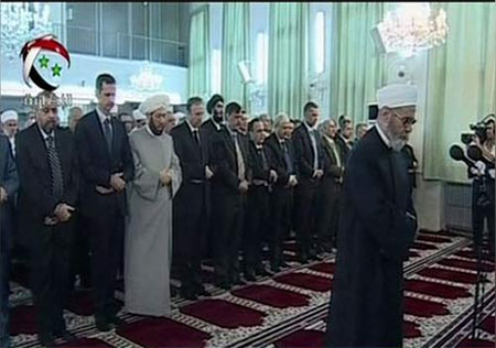 Assad participe à la prière du Fitr, Damas dément toute attaque contre son convoi