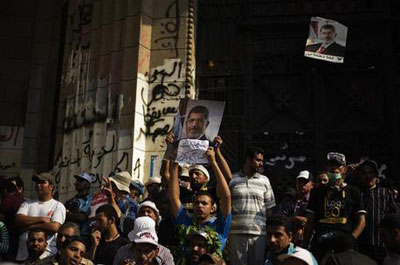 Egypte: la détention de Morsi prolongée, ses partisans mobilisés 
