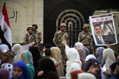 Egypte: la détention de Morsi prolongée, ses partisans mobilisés 
