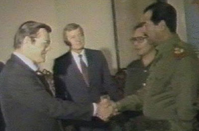 Donald Rumsfeld, envoyé US, rencontre Saddam Hussein lors de la guerre Irak-Iran La CIA a aidé Saddam à gazer les Iraniens