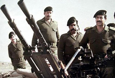 Saddam Hussein en visite à ses troupes au front lors de la guerre Irak-Iran La CIA a aidé Saddam à gazer les Iraniens