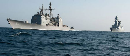 La flotte américaine se dit prête à «frapper fort» en Syrie.