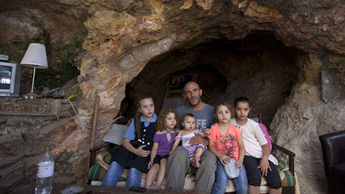 Une famille palestinienne se réfugie dans une grotte
