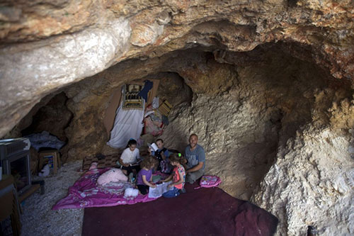 Une famille palestinienne se réfugie dans une grotte

