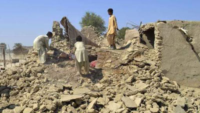 Près de 350 morts dans le séisme au Pakistan.