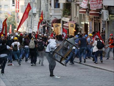 Nouveaux heurts entre policiers et manifestants en Turquie.