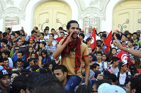 Tunisie: la grogne populaire contre le gouvernement monte