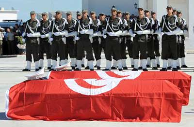 Tunisie: le président conspué par des policiers, Ennahda appelle à une «trêve»