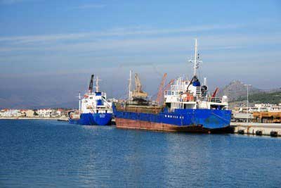 Un cargo rempli d'armes retenu en Grèce.
