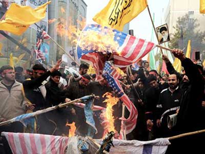 Des milliers d’Iraniens célèbrent la prise de l’ambassade US, le «nid d’espions»