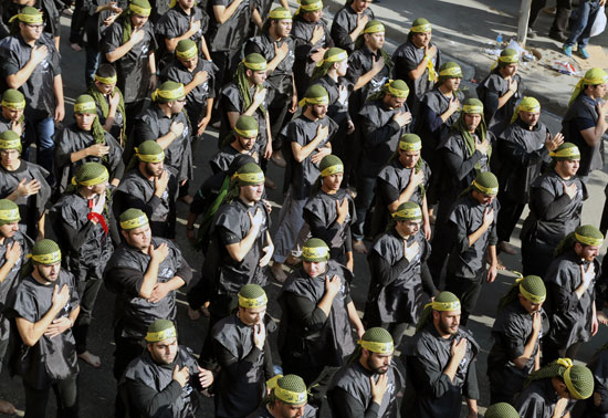 Les fidèles se frappent la poitrine en signe de deuil pour l'imam Hussein (psl) Liban : Les fidèles commémorent le deuil de l’Achoura