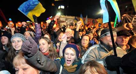 La police disperse violemment des manifestants à Kiev, des dizaines de blessés. Ukraine: la police disperse violemment des manifestants pro-européens, des dizaines de blessés