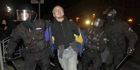 La police disperse violemment des manifestants à Kiev, des dizaines de blessés. Ukraine: la police disperse violemment des manifestants pro-européens, des dizaines de blessés