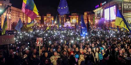 La police disperse violemment des manifestants à Kiev, des dizaines de blessés. Ukraine: la police disperse violemment des manifestants pro-européens, des dizaines de blessés