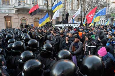La mobilisation dans la rue ne montre aucun signe d'affaiblissement. Manifestations en Ukraine: Kiev envoie des délégations à Bruxelles et à Moscou