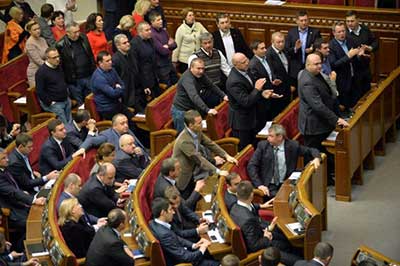 Rejet au Parlement d'une motion de défiance à l'encontre du gouvernement. Manifestations en Ukraine: Kiev envoie des délégations à Bruxelles et à Moscou
