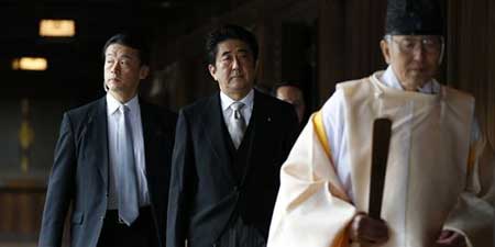 Pékin et Séoul en colère après la visite d'Abe au sanctuaire Yasukuni.