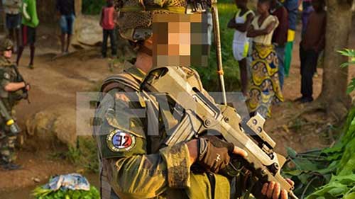 A Paris, l’armée retire l’image d’un soldat français avec un insigne nazi
