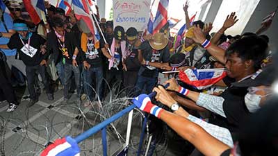 Des opposants thaïlandais pénètrent au siège du gouvernement. Thaïlande: l’ex-premier ministre inculpé de meurtre, les manifestations continuent