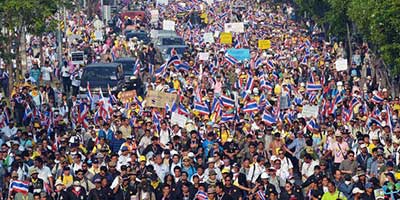 Les Thaïlandais restent mobilisés malgré l'annonce d'élections.