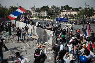 A Bangkok, les manifestants entrent au siège du gouvernement.