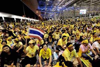 Les Thaïlandais restent mobilisés malgré l'annonce d'élections.