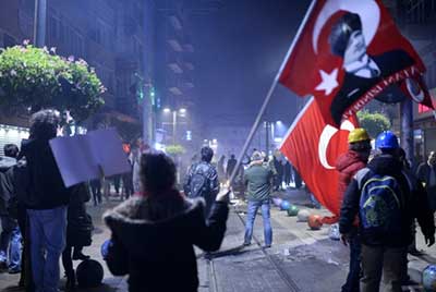 La police disperse une manifestation contre la corruption à Istanbul.
