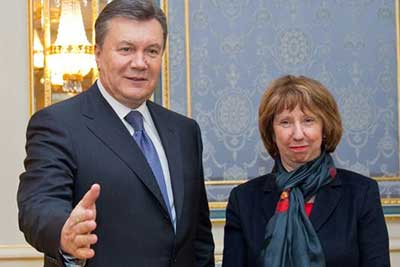 Ashton en Ukraine, un pays «au bord de la guerre civile», selon l'ex-président Kravtchouk.